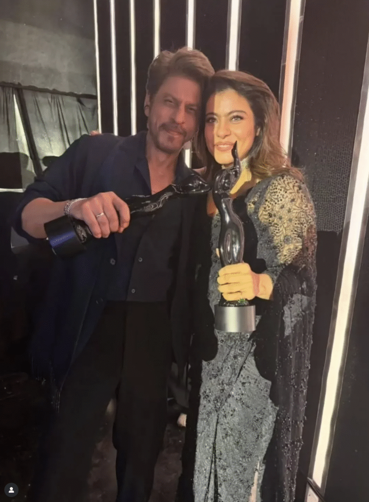 Shah Rukh Khan receives the 70th Filmfare award in Ahmedabad