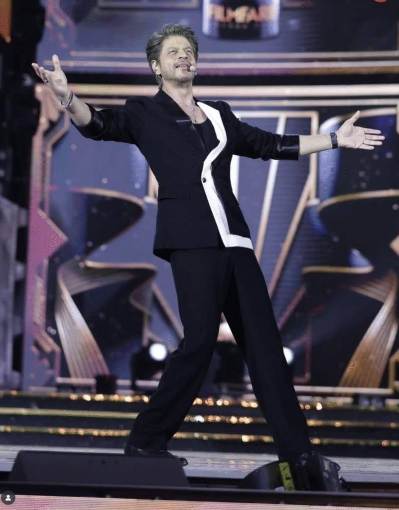 Shah Rukh Khan receives the 70th Filmfare award in Ahmedabad